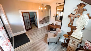 Casa Deluxe | Área de sala de estar | Televisión de pantalla plana de 70 pulgadas con canales digitales