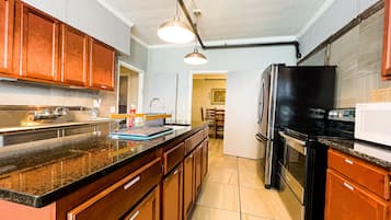 Deluxe House | Private kitchen | Full-size fridge, microwave, oven, stovetop