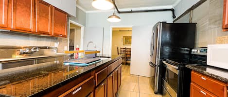 Maison Deluxe | Cuisine privée | Grand réfrigérateur, micro-ondes, four, plaque de cuisson