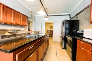 Casa Deluxe | Cocina privada | Frigorífico grande, microondas, horno y placa de cocina