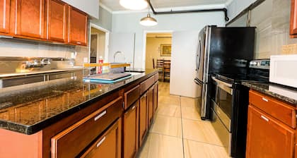 THE 1023 With Private Yard & Parking, Near Falls & Casino by Niagara Hospitality
