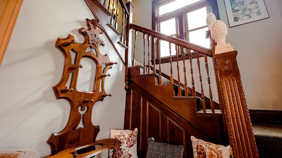 THE 1023 With Private Yard & Parking, Near Falls & Casino by Niagara Hospitality