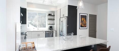 雪櫃、微波爐、焗爐、爐具