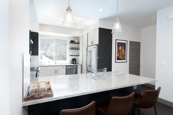 ثلاجة، ميكروويف، فرن، موقد طهي مسطح