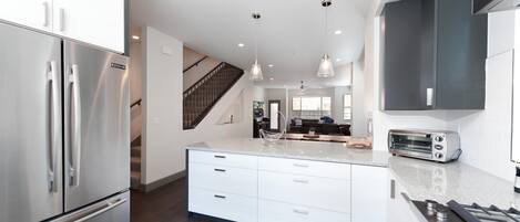 Refrigerador, microondas, horno y parrilla de estufa