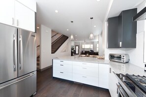 ثلاجة، ميكروويف، فرن، موقد طهي مسطح