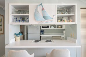 Frigorifero, microonde, forno, piano cottura