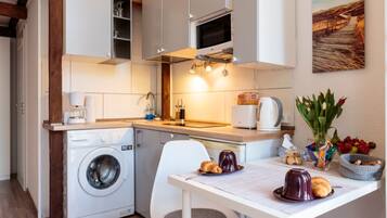 K1 Cozy studio in the heart of Charlottenburg | Private kitchen | Mini-fridge, microwave, stovetop, coffee/tea maker