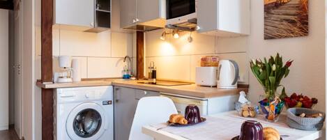 Signature-studio | Yksityinen keittiö | Minijääkaappi, mikroaaltouuni, liesi, kahvin-/teenkeitin