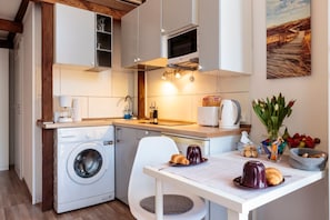 Estudio Prestigio | Cocina privada | Frigobar, microondas, parrilla de estufa y cafetera y tetera 