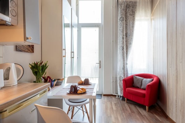 K1 Cozy studio in the heart of Charlottenburg | Free minibar, individually decorated, individually furnished - K&S Apartments (Berlin)