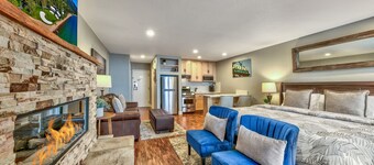 Contemporary LLV#225 Sauna, Fireplace, AC, Lake, Ski, Hike, Gym, Pool