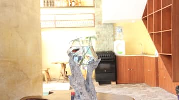 标准双人房, 泳池景观 | 客厅 | 平板电视