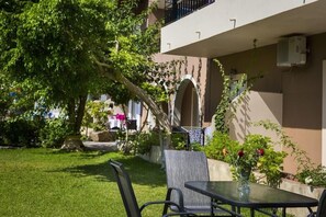 Outdoor dining - Olive Grove (Kefalonia)