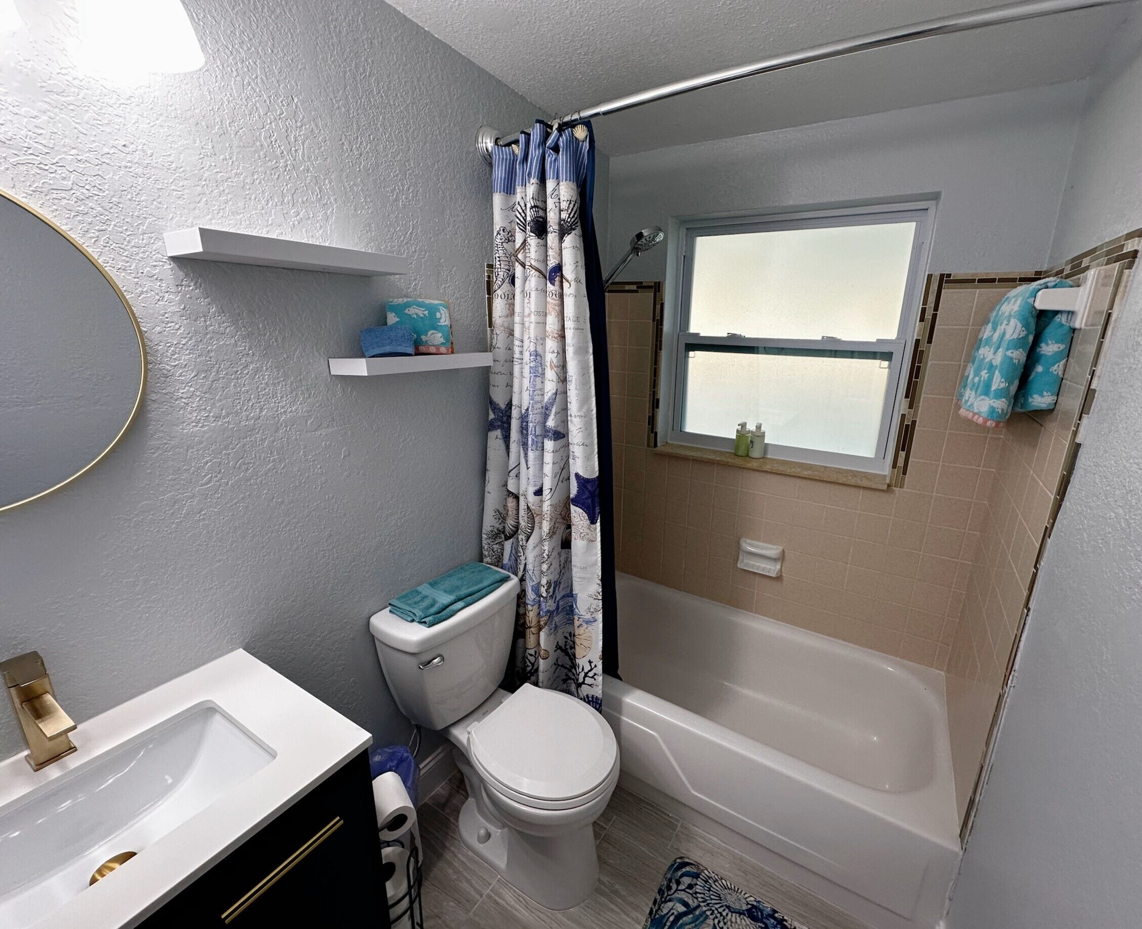 Combined shower/bathtub, hair dryer, towels, shampoo