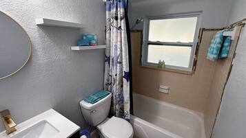 Combined shower/bathtub, hair dryer, towels, shampoo
