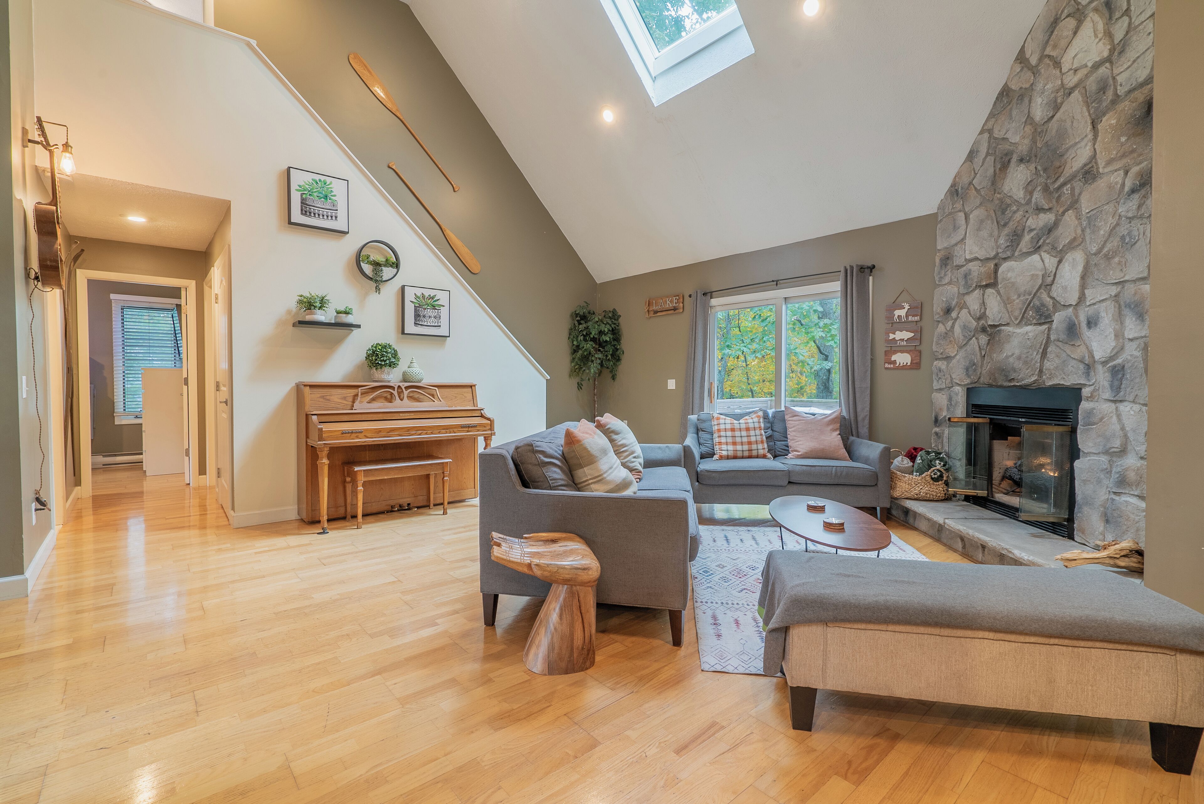 TV, lareira, pebolim, aparelho de som