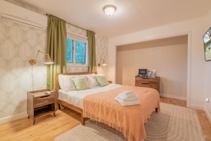 5 habitaciones, tabla de planchar con plancha, wifi y ropa de cama 
