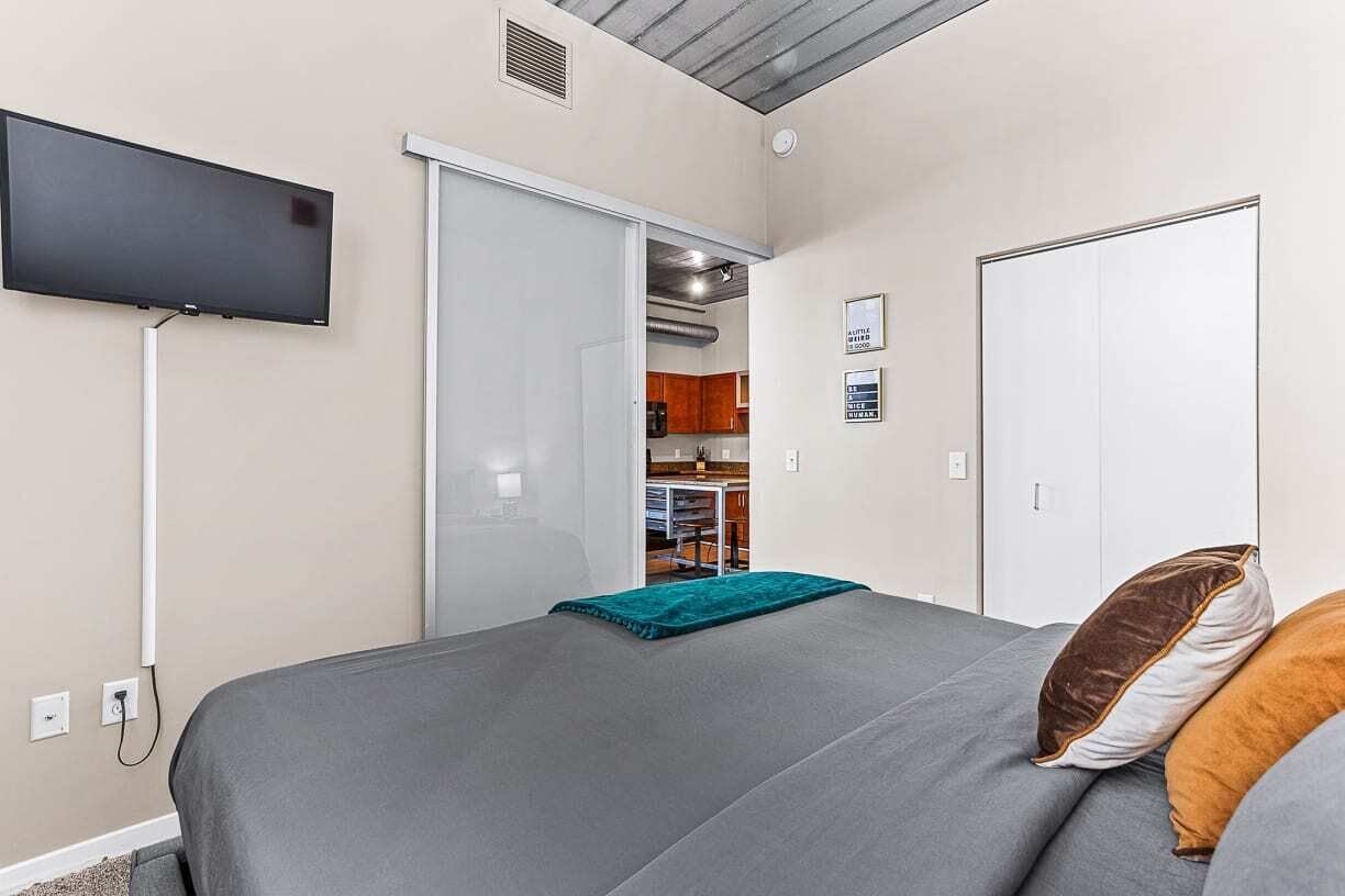 2 bedrooms, desk, iron/ironing board, WiFi
