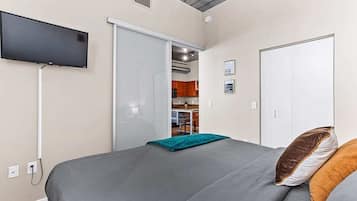 2 bedrooms, desk, iron/ironing board, WiFi