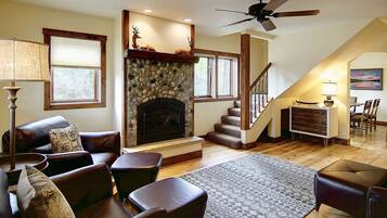 智能电视、壁炉、书