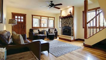 智能电视、壁炉、书