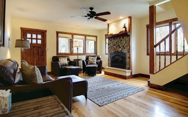 Smart-tv, eldstad och böcker