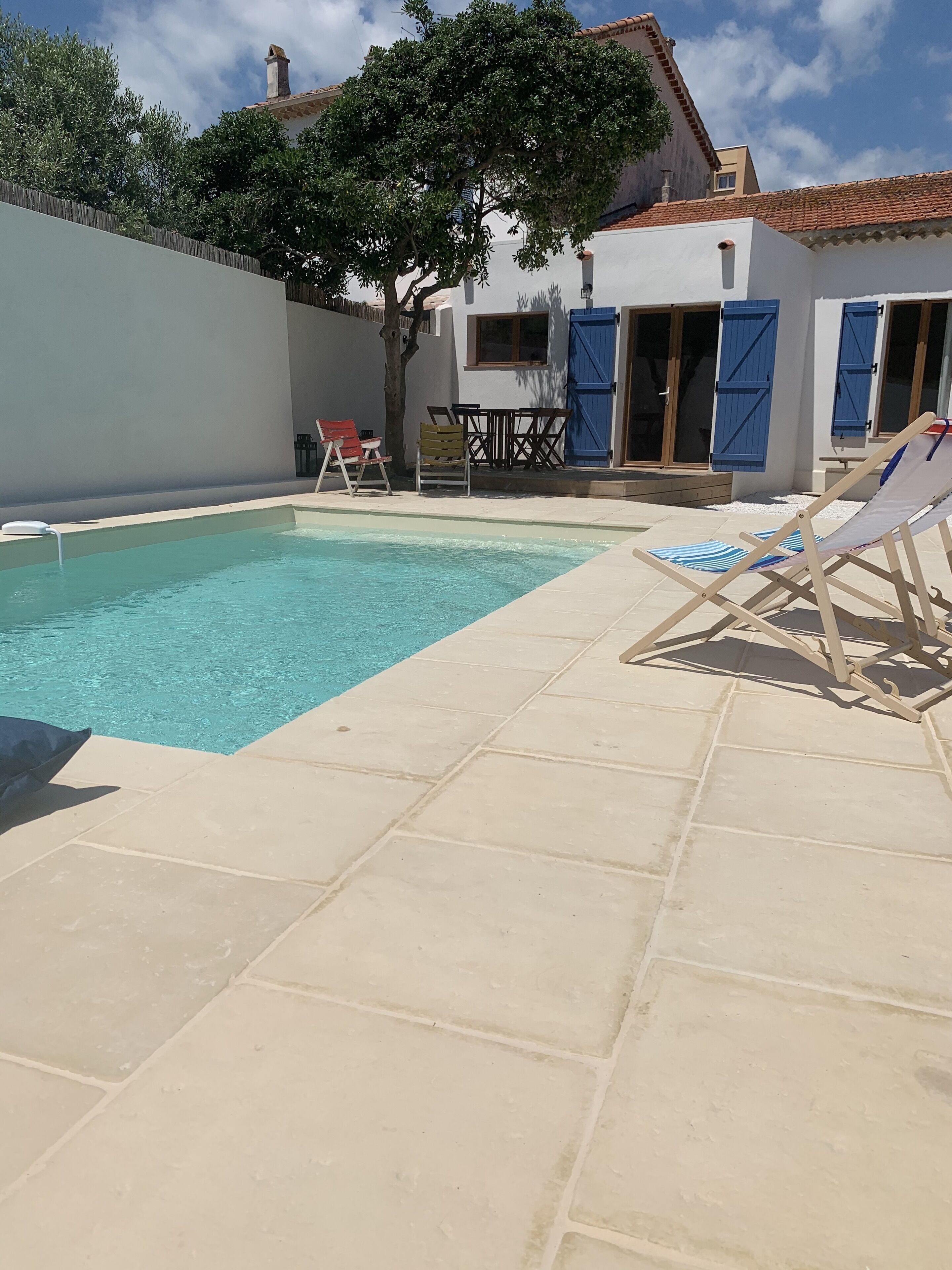 حمّام سباحة خارجي، حمّام سباحة مُدفَّأ