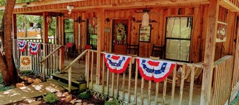 Stunning  Cabin. On a Mountain Ridge! Perfect vacation getaway for all ages!