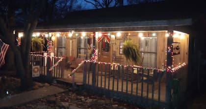 Stunning  Cabin. On a Mountain Ridge! Perfect vacation getaway for all ages!