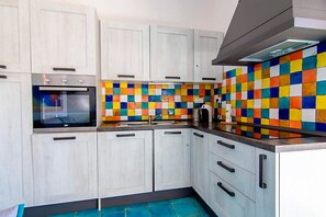 Fridge, oven, dishwasher, coffee/tea maker