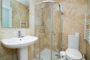 Dusche, Haartrockner, Handtücher, Shampoo