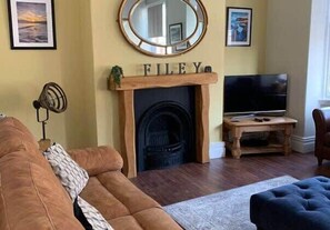 TV - Howick House - Gorgeous Cosy Filey Cottage style central location - Sleeps 9 (Filey)