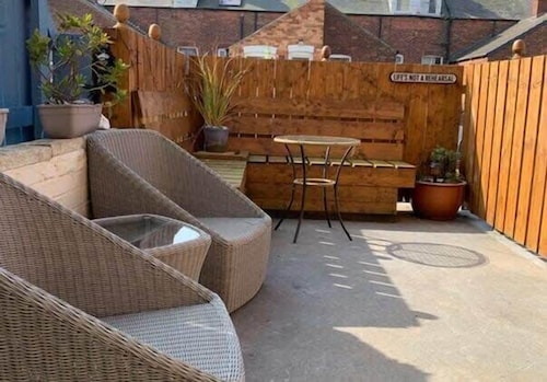 Howick House - Gorgeous Cosy Filey Cottage style central location - Sleeps 9