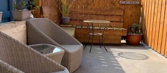Howick House - Gorgeous Cosy Filey Cottage style central location - Sleeps 9