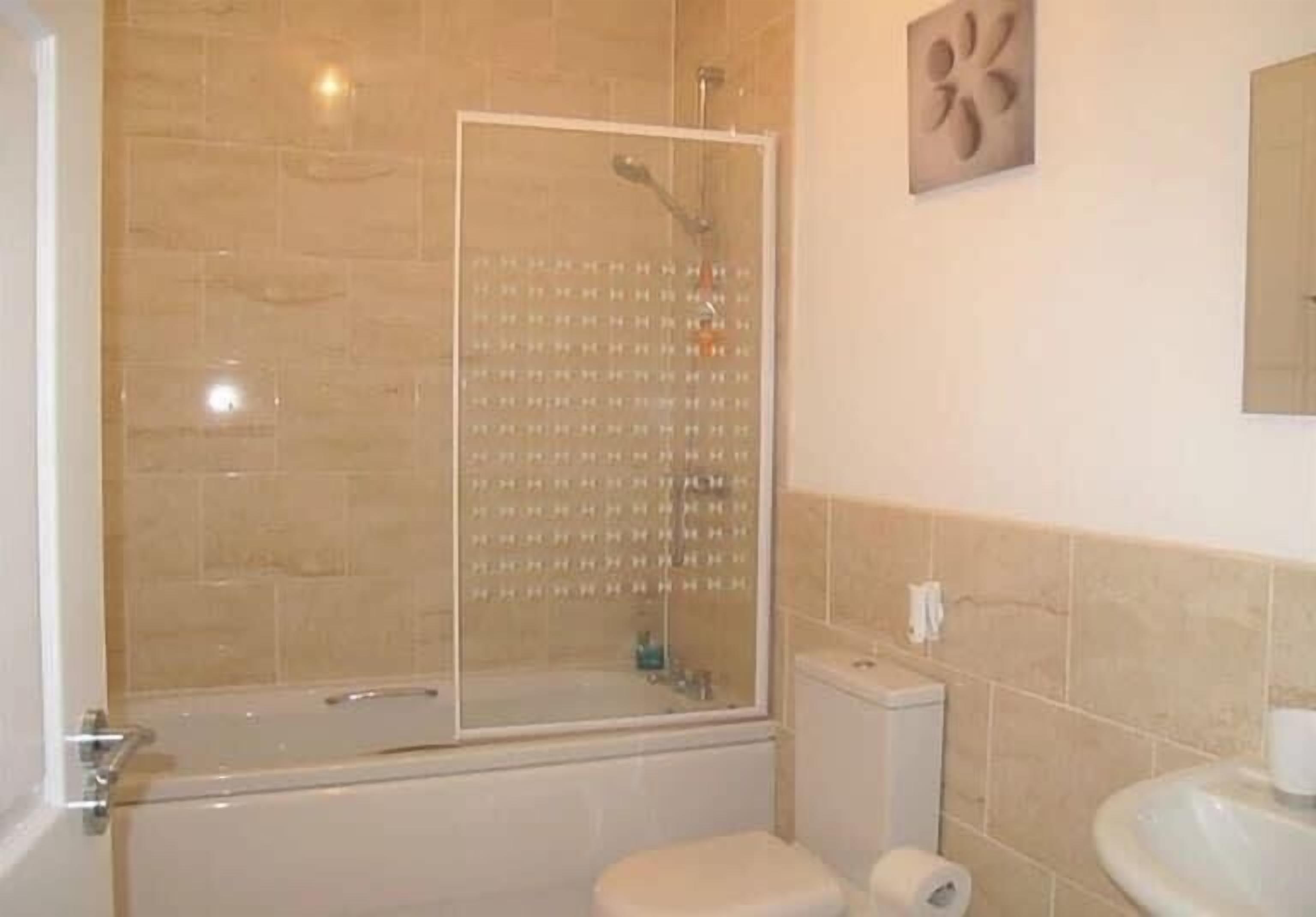 Bathtub, hair dryer, towels