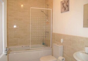 Badewanne, Haartrockner, Handtücher