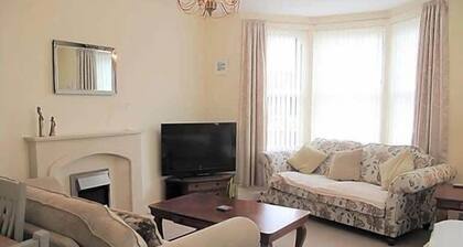Jubilee House - 4 bedroom central house - bright and spacious, 2 parking space