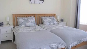 Unclassified image, 3 of 15, button - Jubilee House  - 4 bedroom central house - bright and spacious, 2 parking space (Filey)