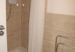 Badewanne, Haartrockner, Handtücher