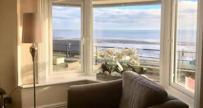 Ivy House - Seafront house with garden seating and stunning sea views!