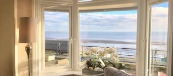 Ivy House - Seafront house with garden seating and stunning sea views!
