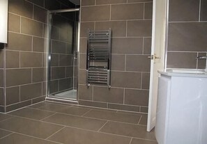 Bathtub, hair dryer, towels - Ivy House - Seafront house with garden seating and stunning sea views! (Filey)