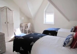 3 slaapkamers, een strijkplank/strijkijzer, reisbedje, wifi