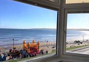 Interior - Ivy House - Seafront house with garden seating and stunning sea views! (Filey)