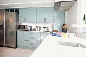 Fridge, microwave, oven, stovetop - Flora Dora - Luxury cottage, central, beautiful (Filey)