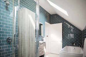 Bathtub, hair dryer, towels - Flora Dora - Luxury cottage, central, beautiful (Filey)