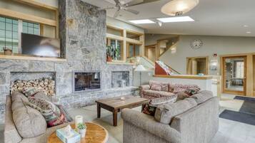 Smart TV, chimenea, videojuegos y reproductor de DVD