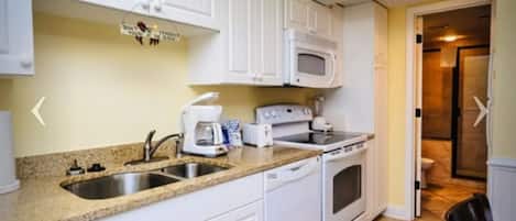 Stort kylskåp, mikrovågsugn, ugn och spishäll