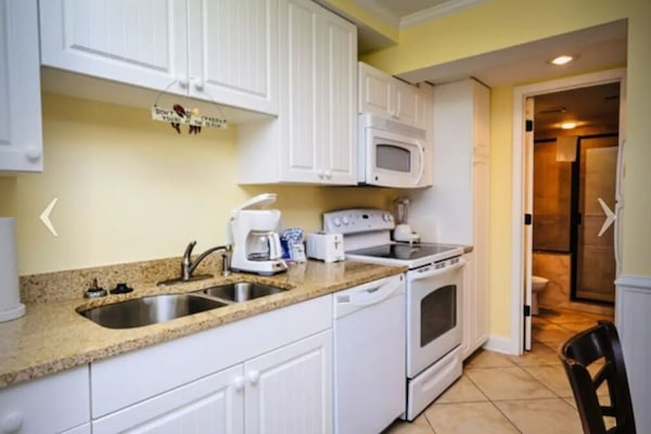 Grand réfrigérateur, micro-ondes, four, plaque de cuisson